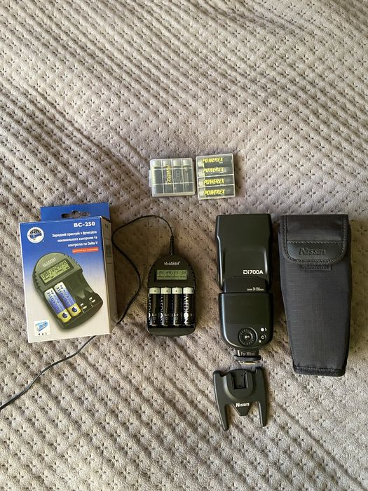 Вспышка Nissin Di700A и зарядное устройство