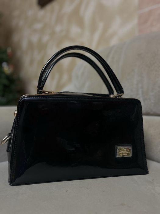 Чорна сумка лакірована