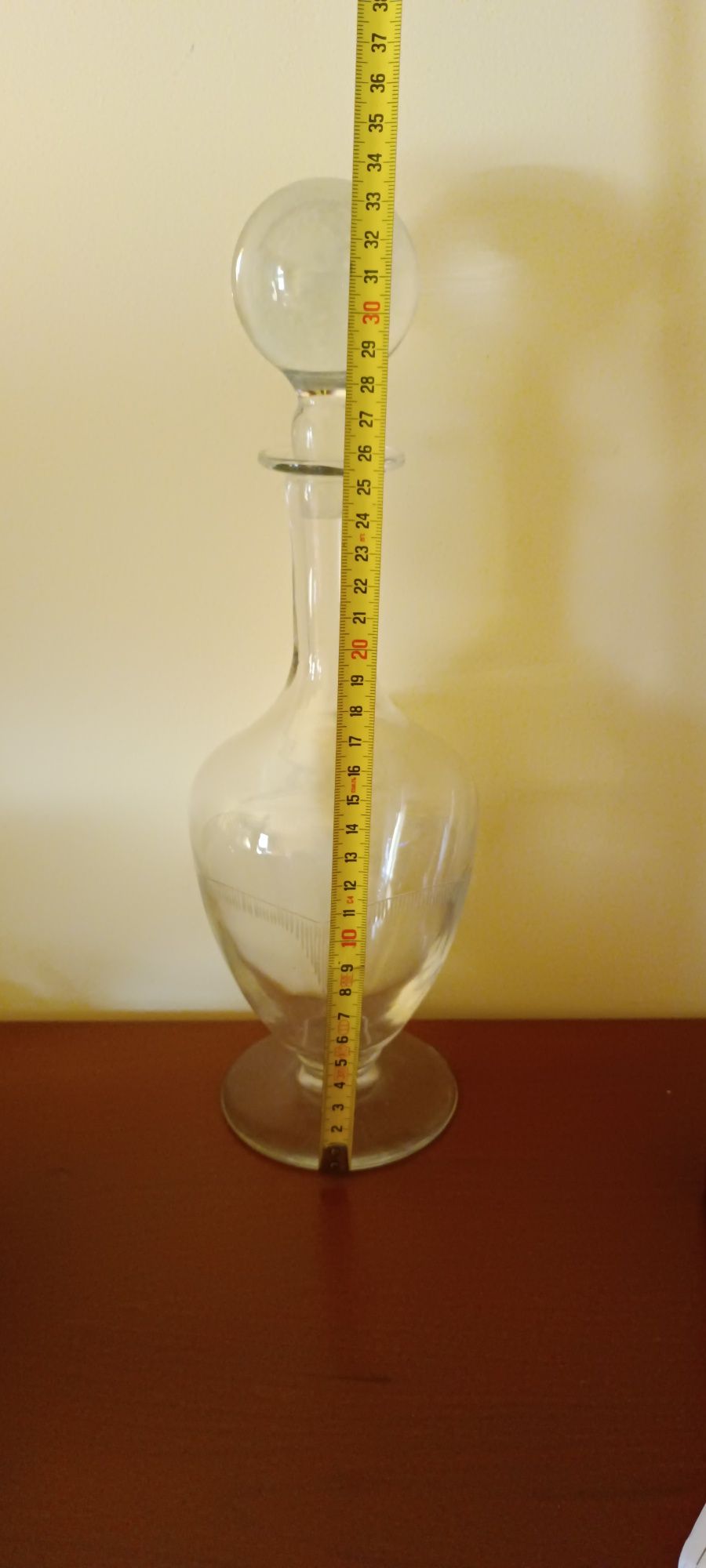 antiga jarra em vidro transparente lapidado