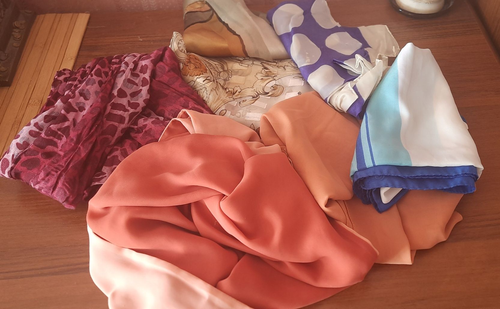Віддам шарфи, платочки