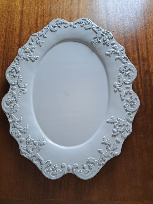 Travessa branca grande.