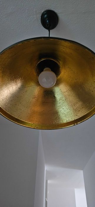Lustre preto com interior dourado