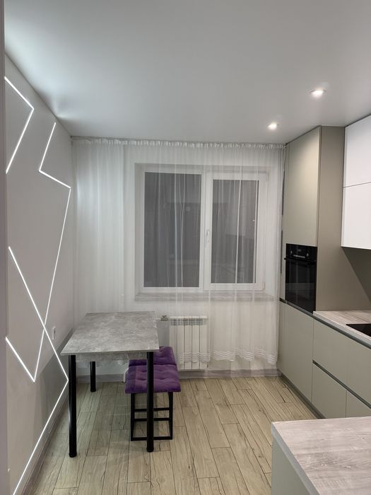 Здається в оренду двокімнатна з сучасним ремонтом