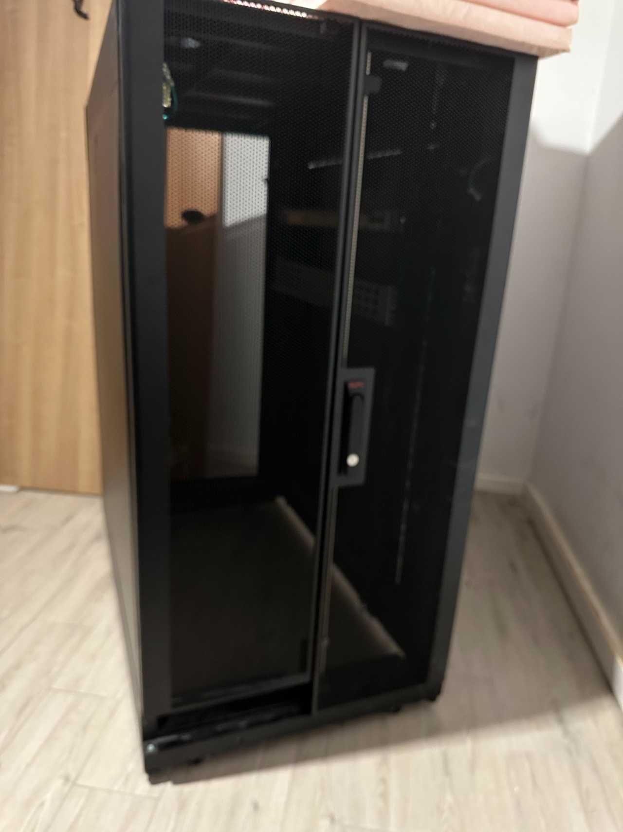 Szafa serwerowa APC AR3104 24U – stan idealny. Super cena.