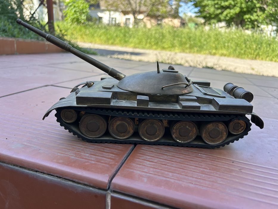 Танк бронзовый. Большой и тяжелый