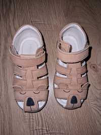 Sandałki z zabudowanymi palcami