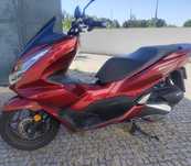 Motocicleta Honda PCX Vermelha ano 2022
