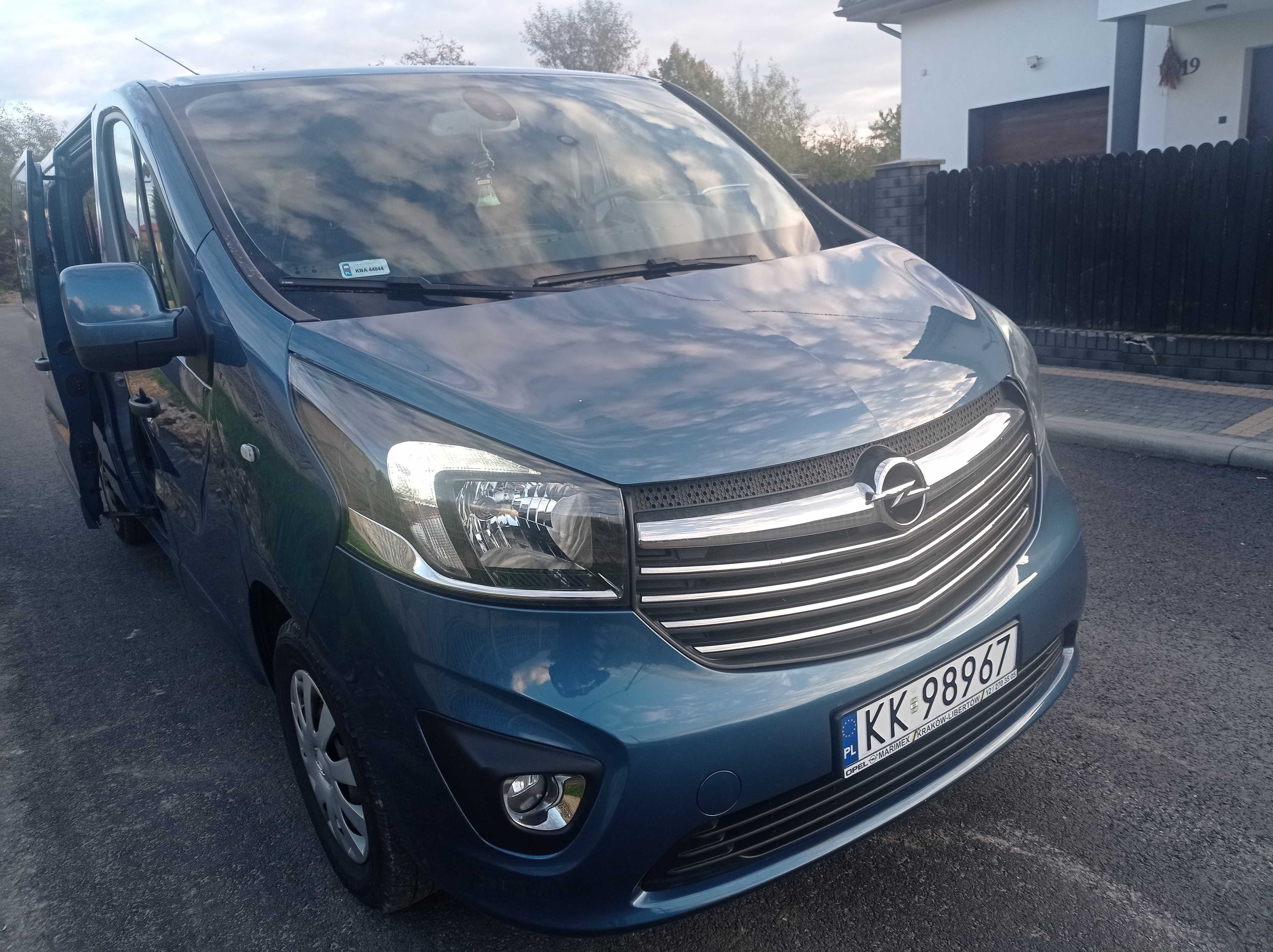 Wynajem Bus 9 osobowy Opel Vivaro Long