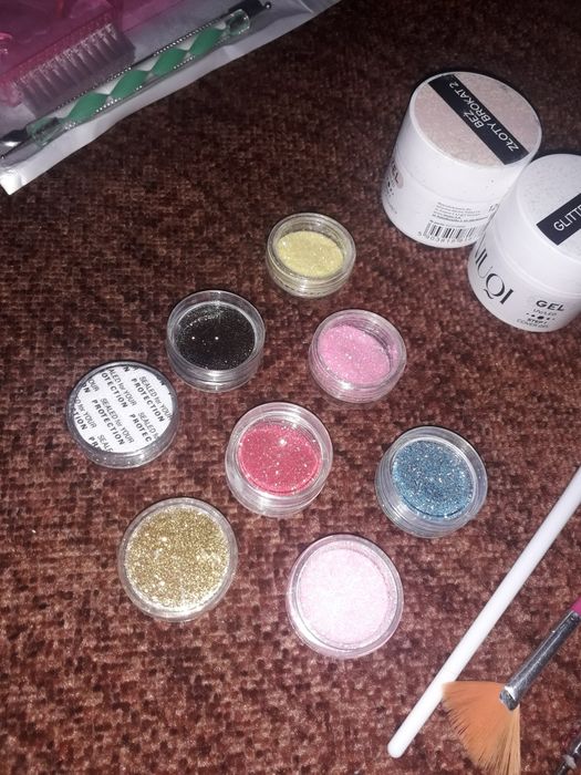 Witam sprzedam zestaw do paznokci razem z kuferkiem  caly komplet