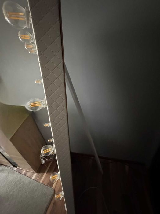 Duże lustro stojące z żarówkami LED ze skórzanym obiciem 160x60