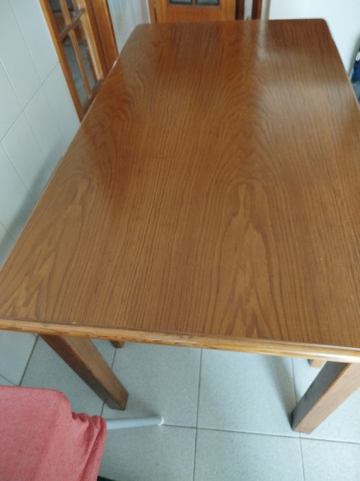 Mesa e quatro bancos de cozinha em madeira