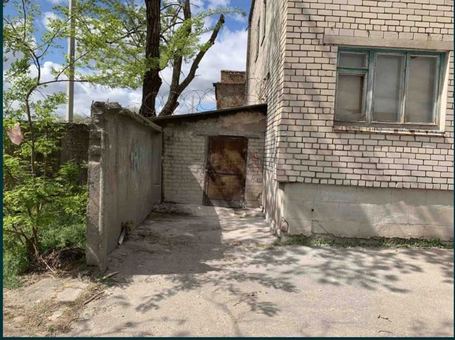 Здам гараж, приміщення під склад та офіс. Стоянка машин.