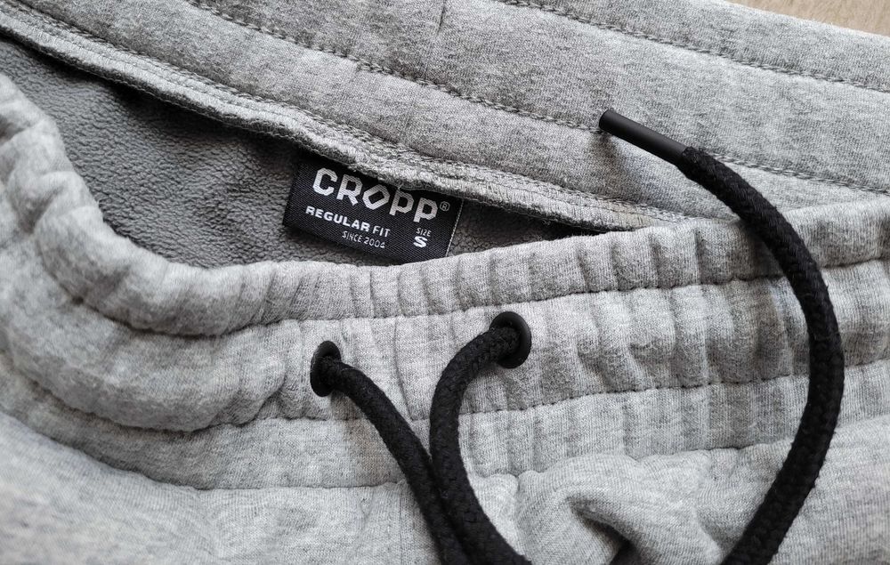 Ciepłe spodnie dresowe podszyte polarem CROPP Regular Fit - rozmiar S