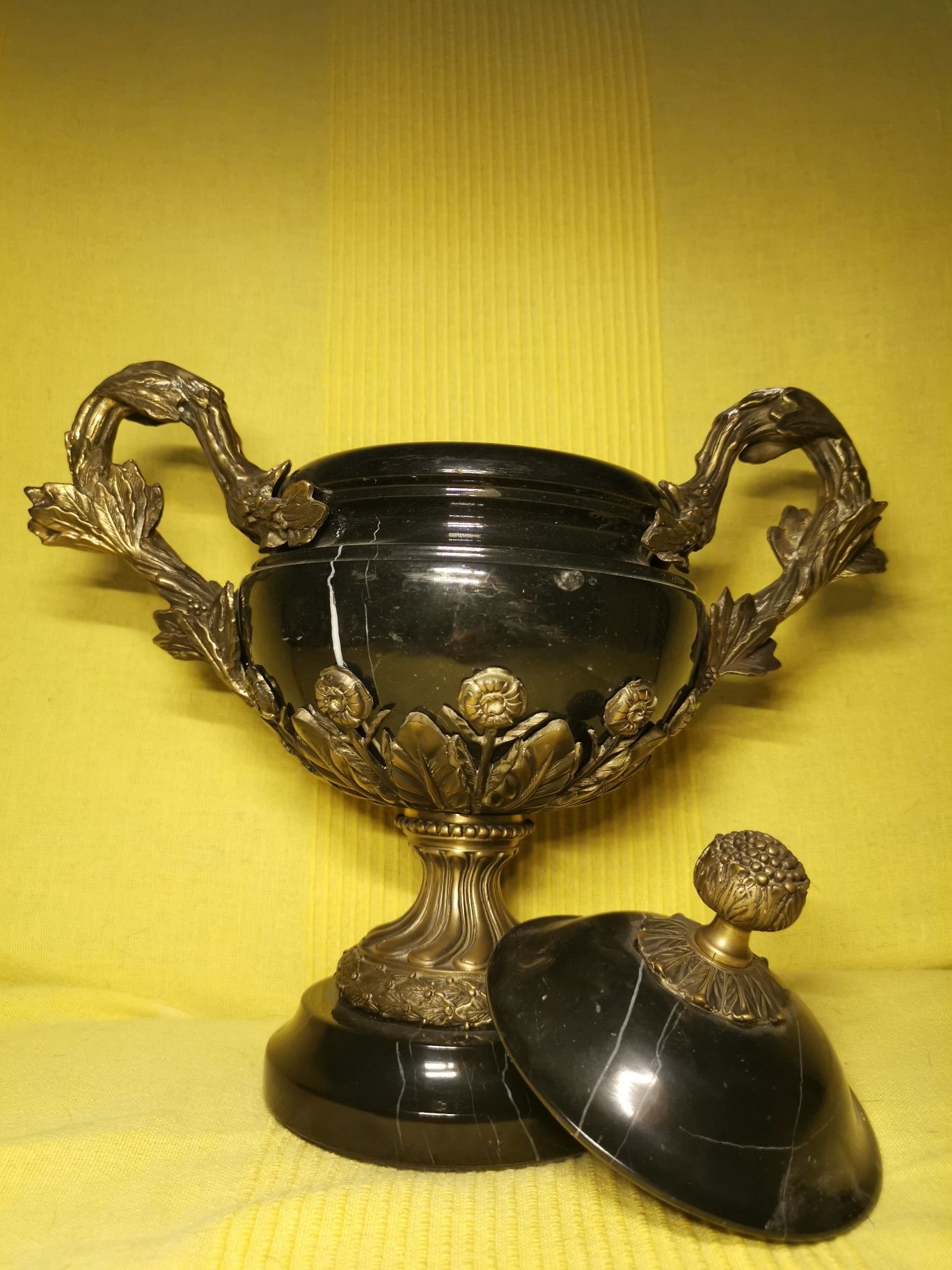 Taça antiga em mármore e bronze