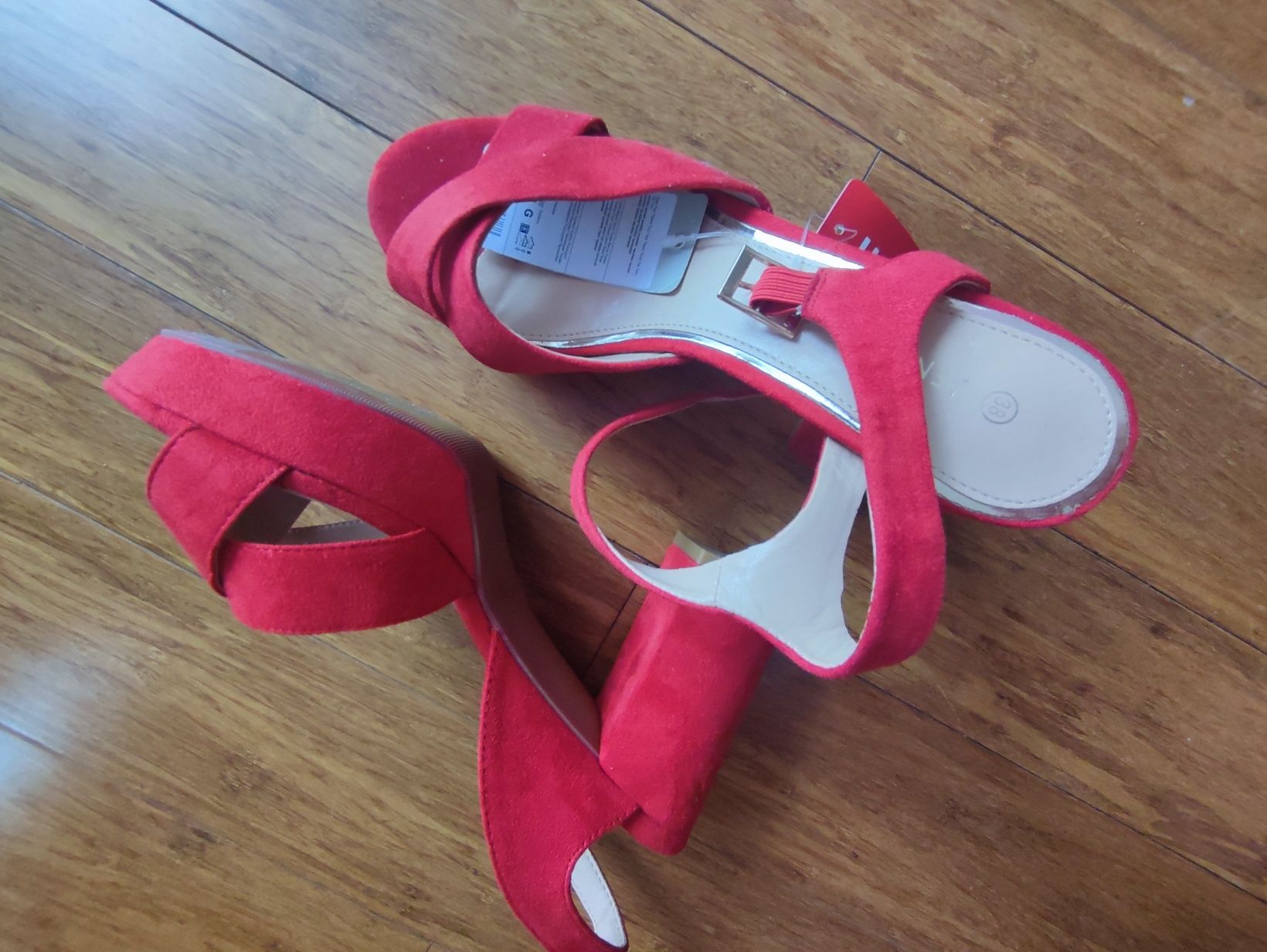 Buty czerwone na słupku
