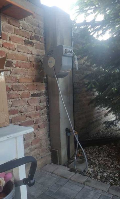Wąż Ogrodowy 10m – Automatycznie Zwijany , Obrotowy, Montaż Ścienny
