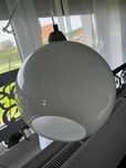 Lampa wiszaca kula biala srebrna