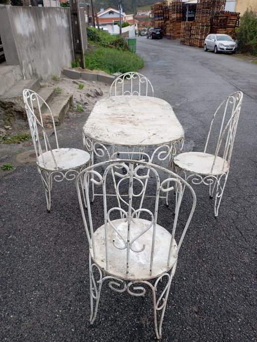 Vendo mesa cadeiras muitas bonitas bom estado em ferro