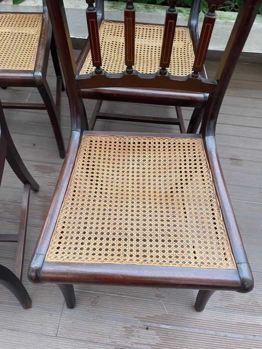 Cadeiras de madeira com palhinha