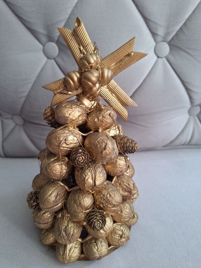 choinka złota handmade z orzechów i makaronu