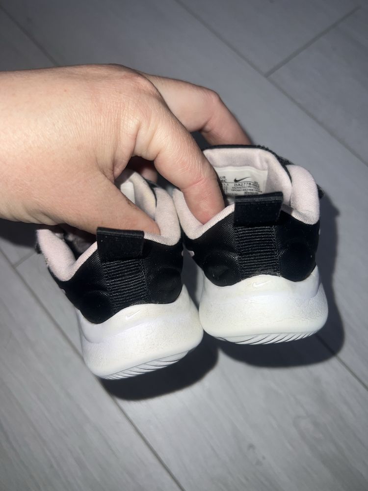 Кросівки для дівчинки Nike
