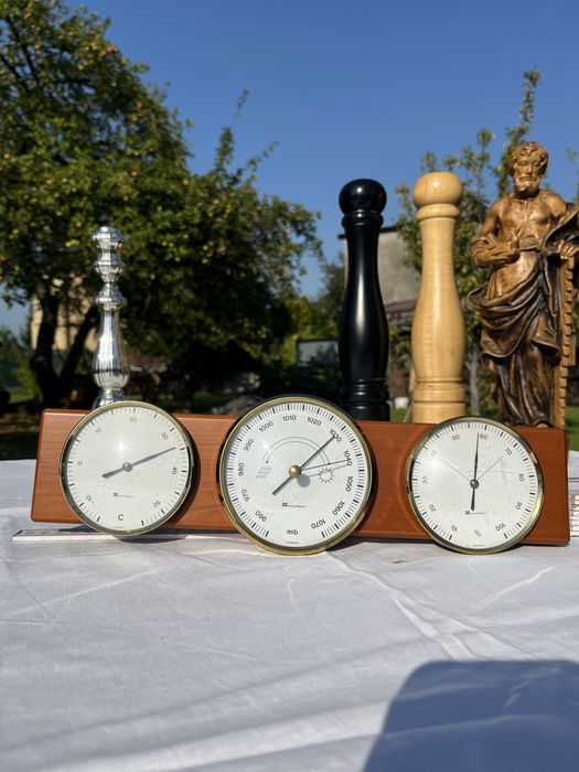 Drewniany barometr z jasnego drzewa