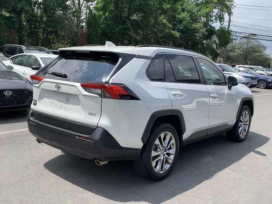 Toyota RAV4 XLE Premium      2021