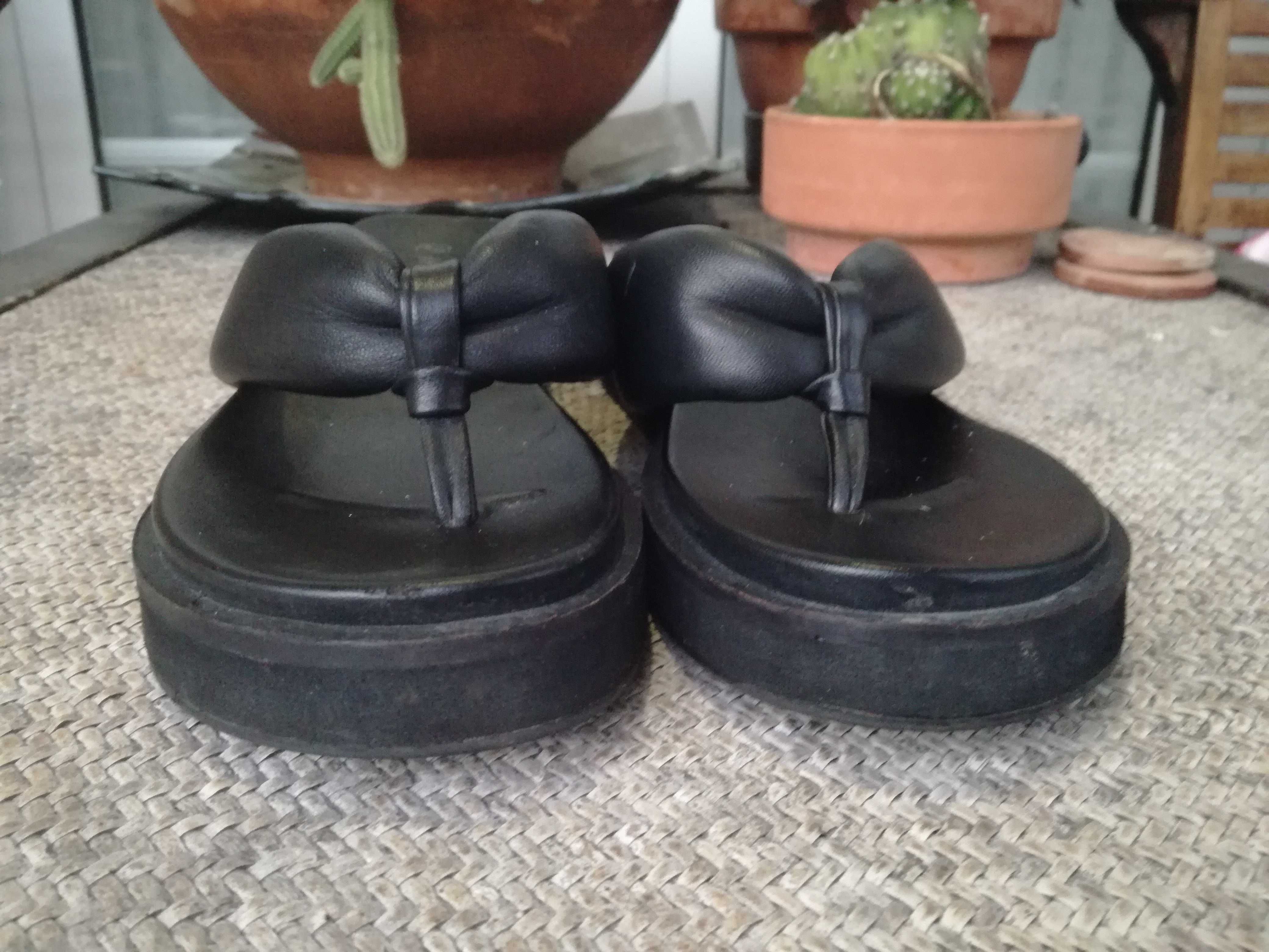 Chinelos pretos em pele Nasty Gal