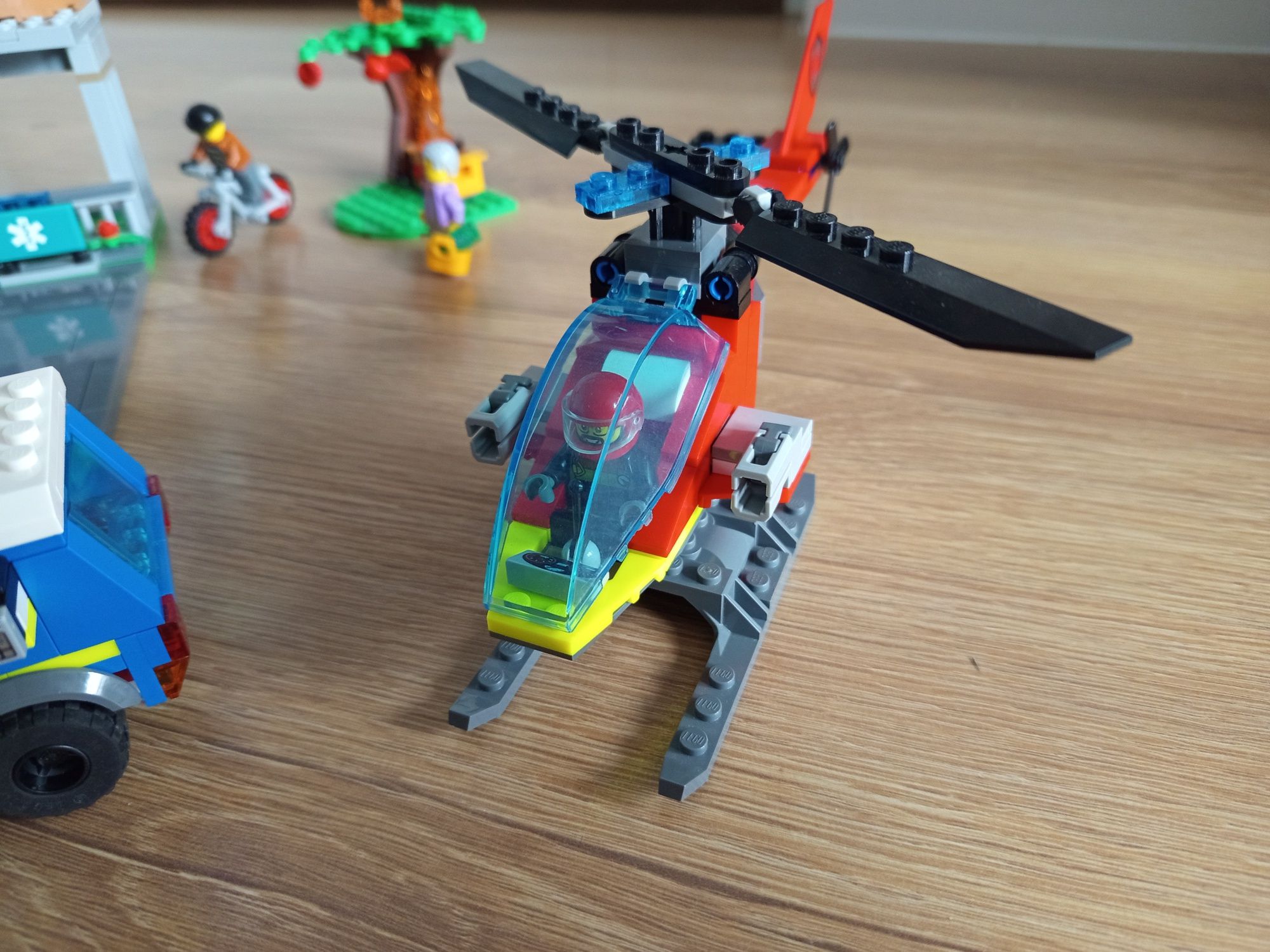 LEGO CITY Parking dla pojazdów uprzywilejowanych 60371