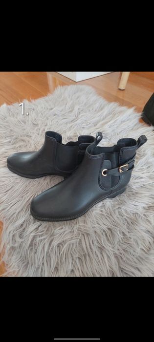 Botas pretas com detalhe em dourado