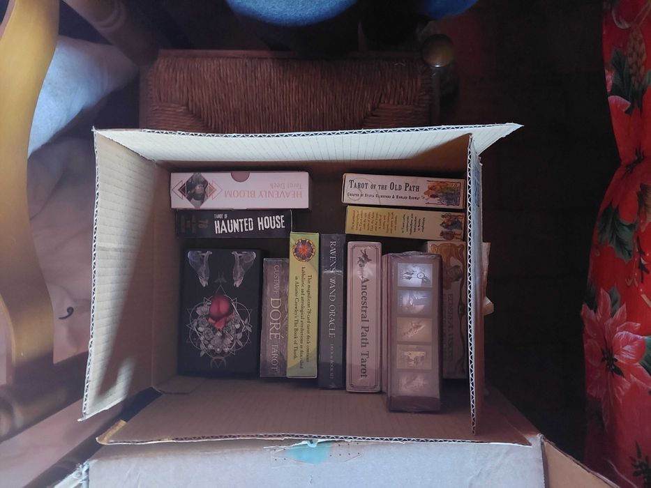 Vários baralhos de Tarot e Oráculos