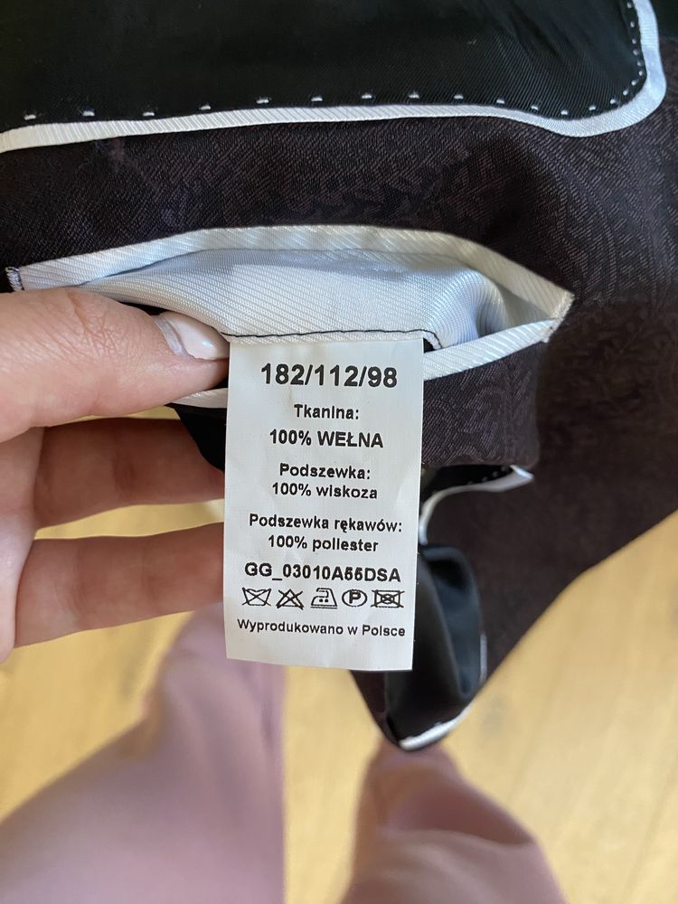 Trzyczęściowy garnitur męski w kolorze bordowym
