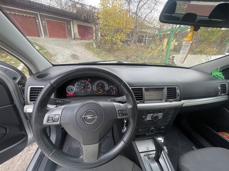 Автомобіль.