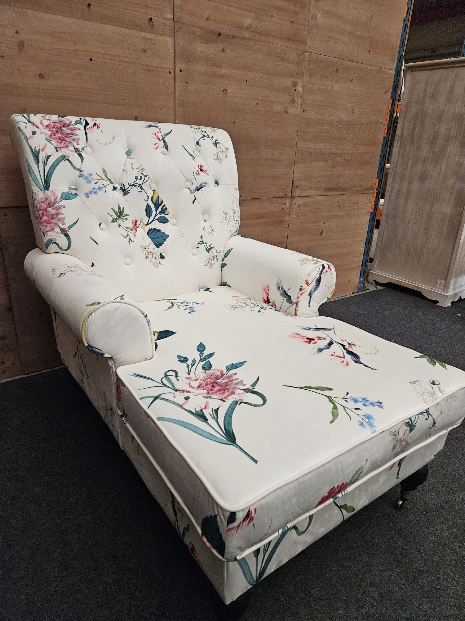 Wydłużony fotel szezlong z motywami kwiatów