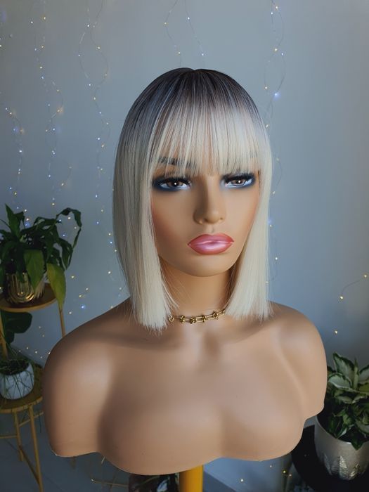 Peruka platynowy blond odrost bob z grzywką naturalna fryzura