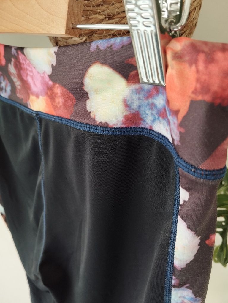 Legginsy sportowe, treningowe, do biegania 3/4 czarne, w kwiaty r. L 4