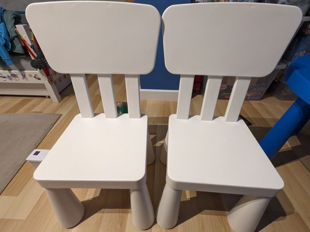 Stolik dla dzieci z 2 krzesłami