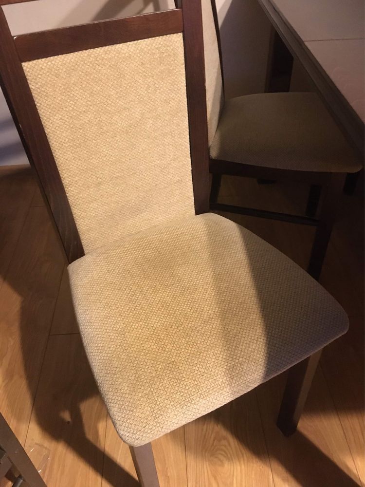 Stół z 4 krzesłami i 1 taboret