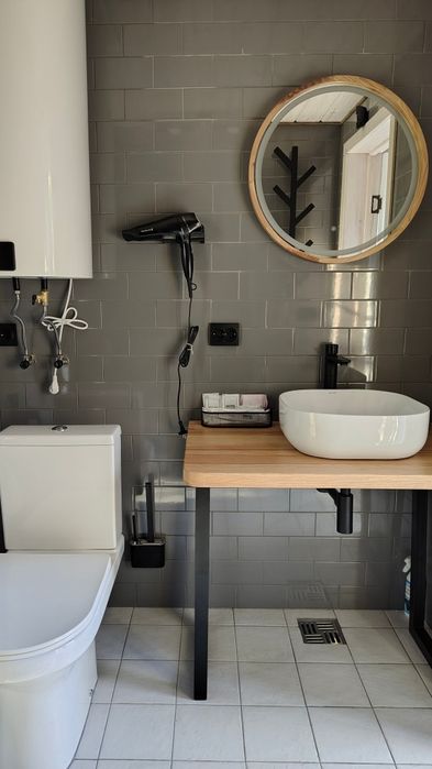 Здається подобово будиночок у лісі