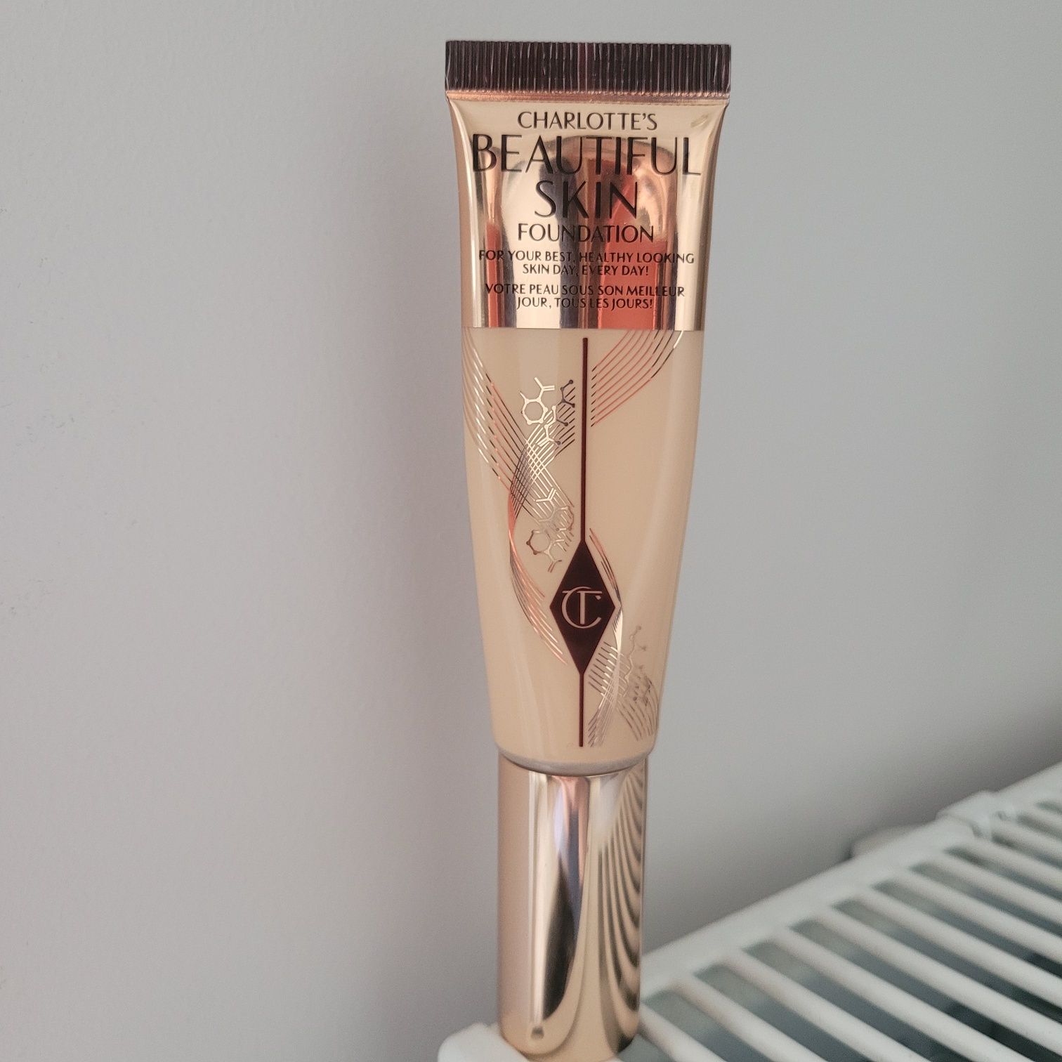 Podkład Charlotte Tilbury Beautiful Skin 2N