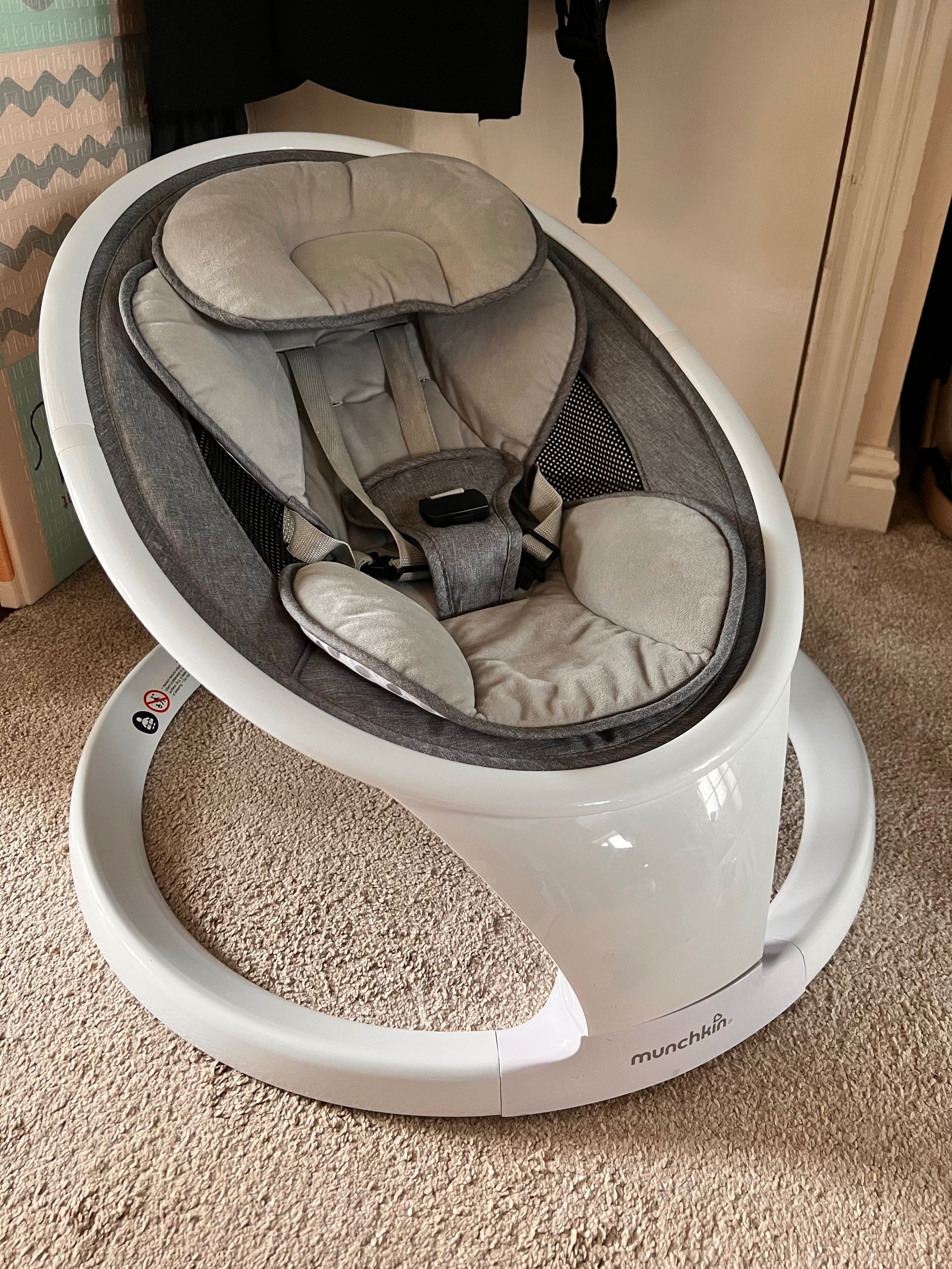 Заколисуючий центр Munchkin Baby Swing (Bluetooth, 5 швидкостей)