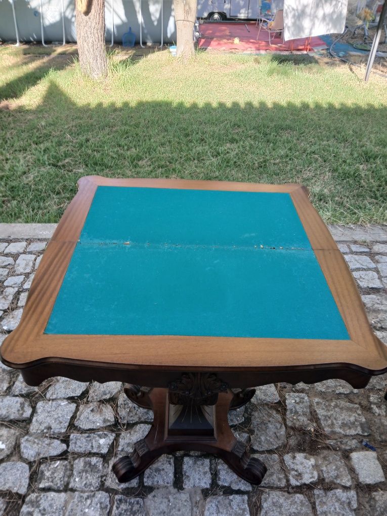 Mesa em madeira maciça, própria para jogos