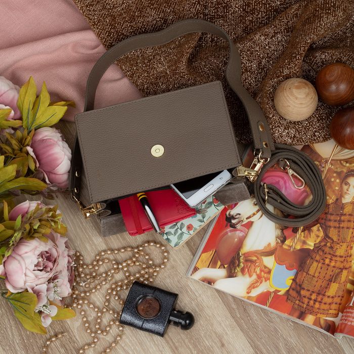 VERA PELLE torebka skórzana listonoszka z klapą i paskiem V606 c.taupe