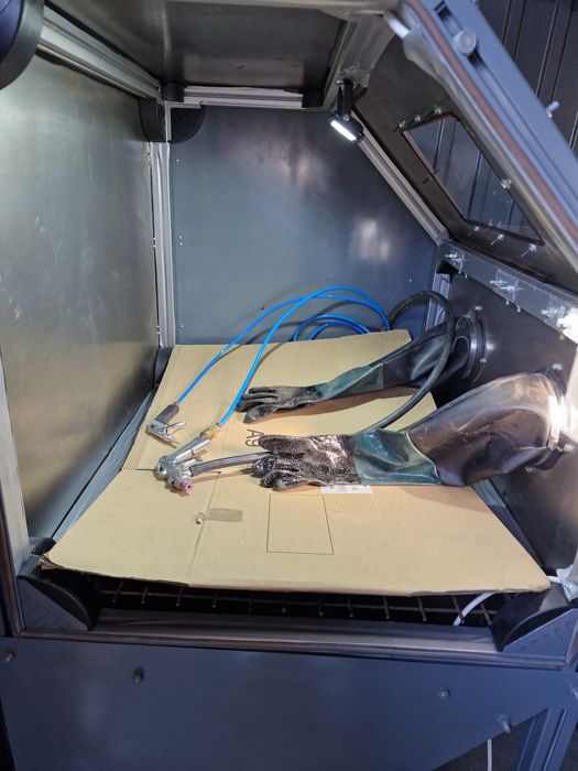 Kabina do piaskowania piaskarka kabinowa