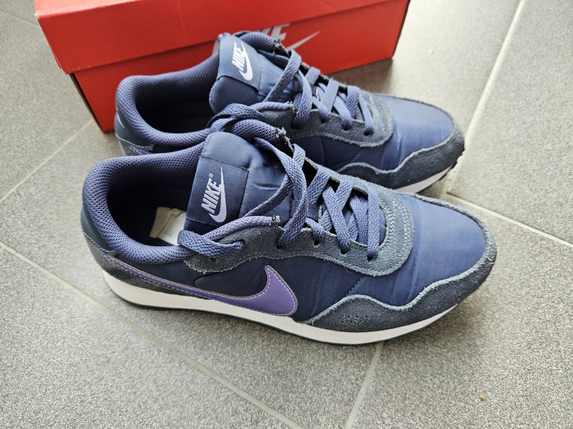 Nike MD Valiant r 38,5 24,5cm granatowe model unisex