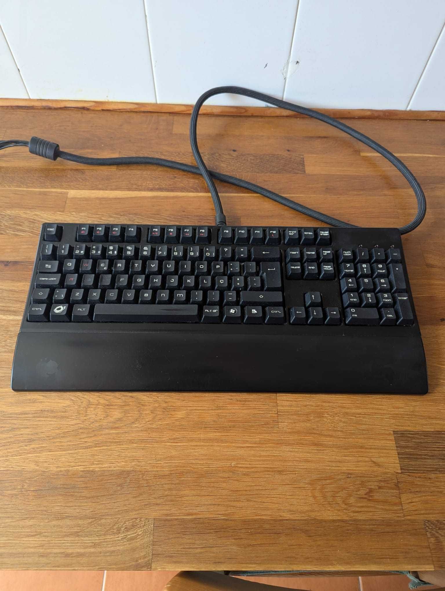 Teclado mecanico Ozone Strike - MX Cherry Black
