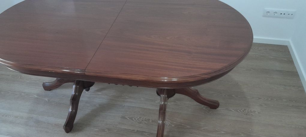 Mesa oval 180×220estemciva mais  4 cadeiras