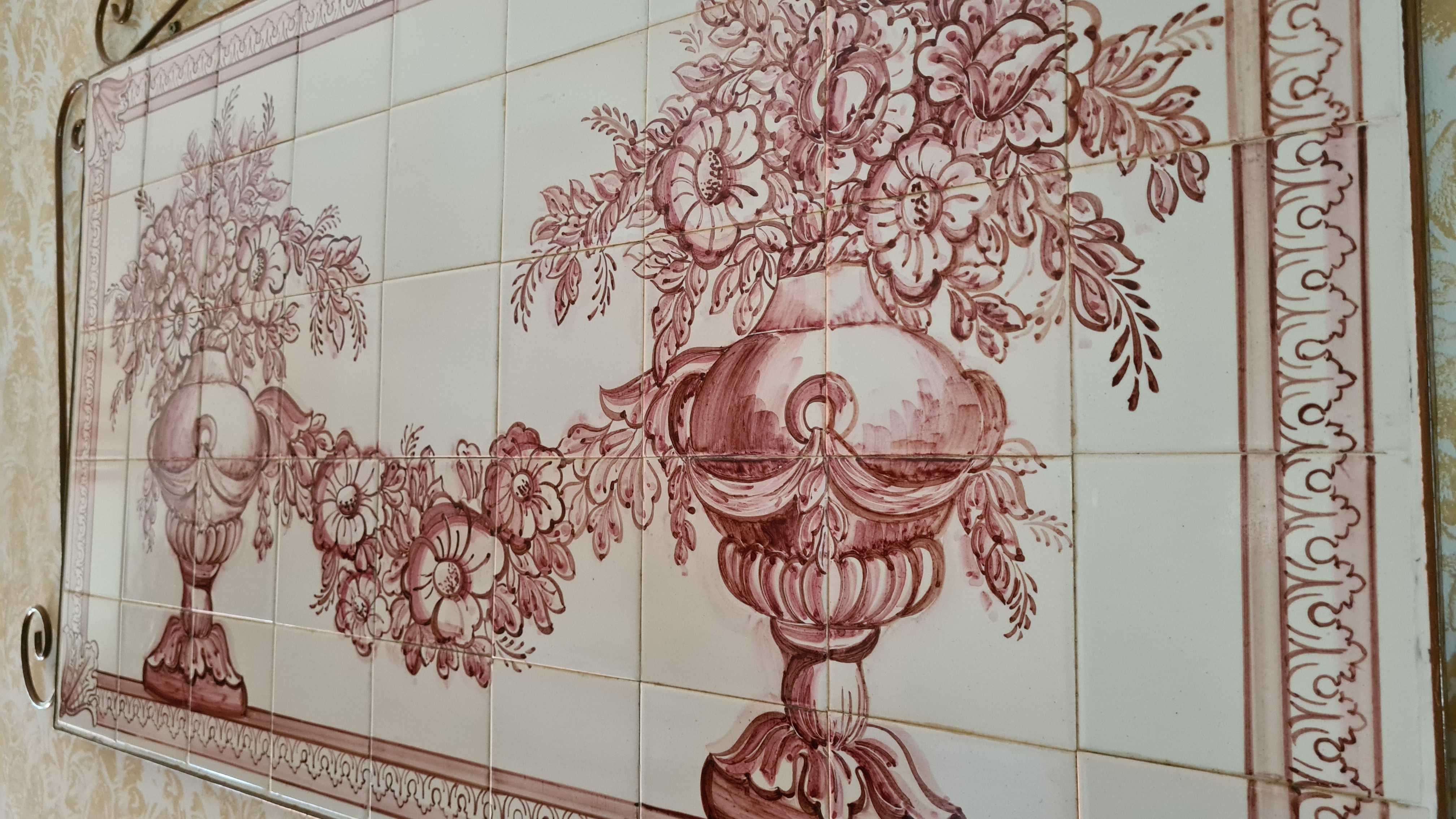 Quadro em azulejo pintado à mão assinado e ferro forjado