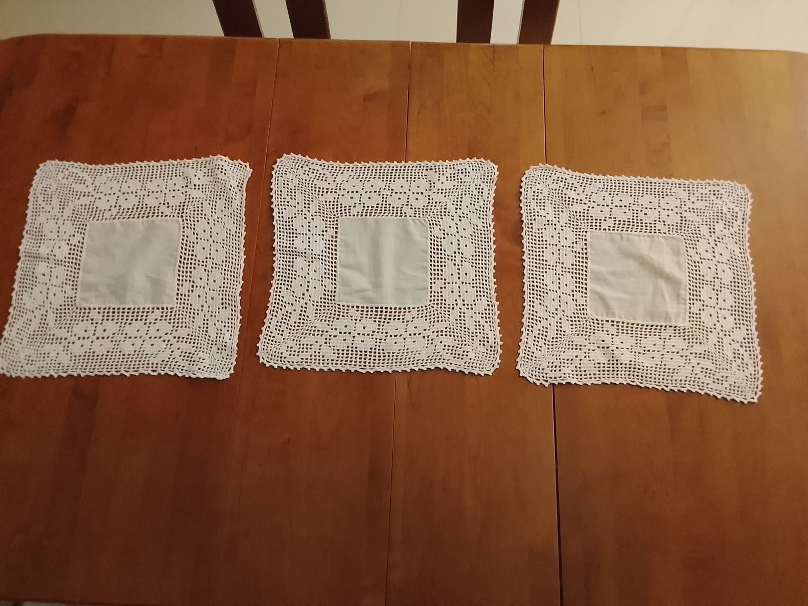 Conjunto de três naperons em crochê feitos á mão