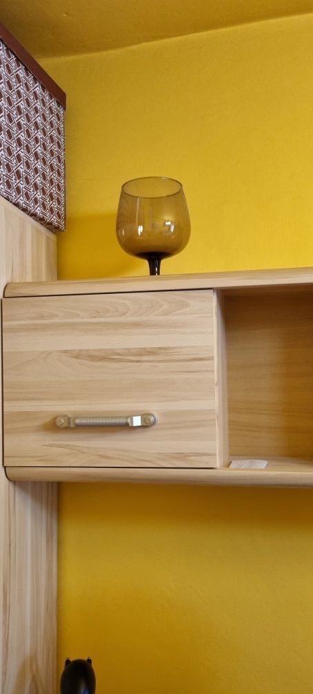 Biurko i wiszące półka